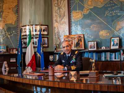 Entriamo dunque nella grande camera rotonda, l� dove troviamo seduto alla scrivania in rovere il 57enne abruzzese Aurelio Colagrande, generale di Divisione Aerea